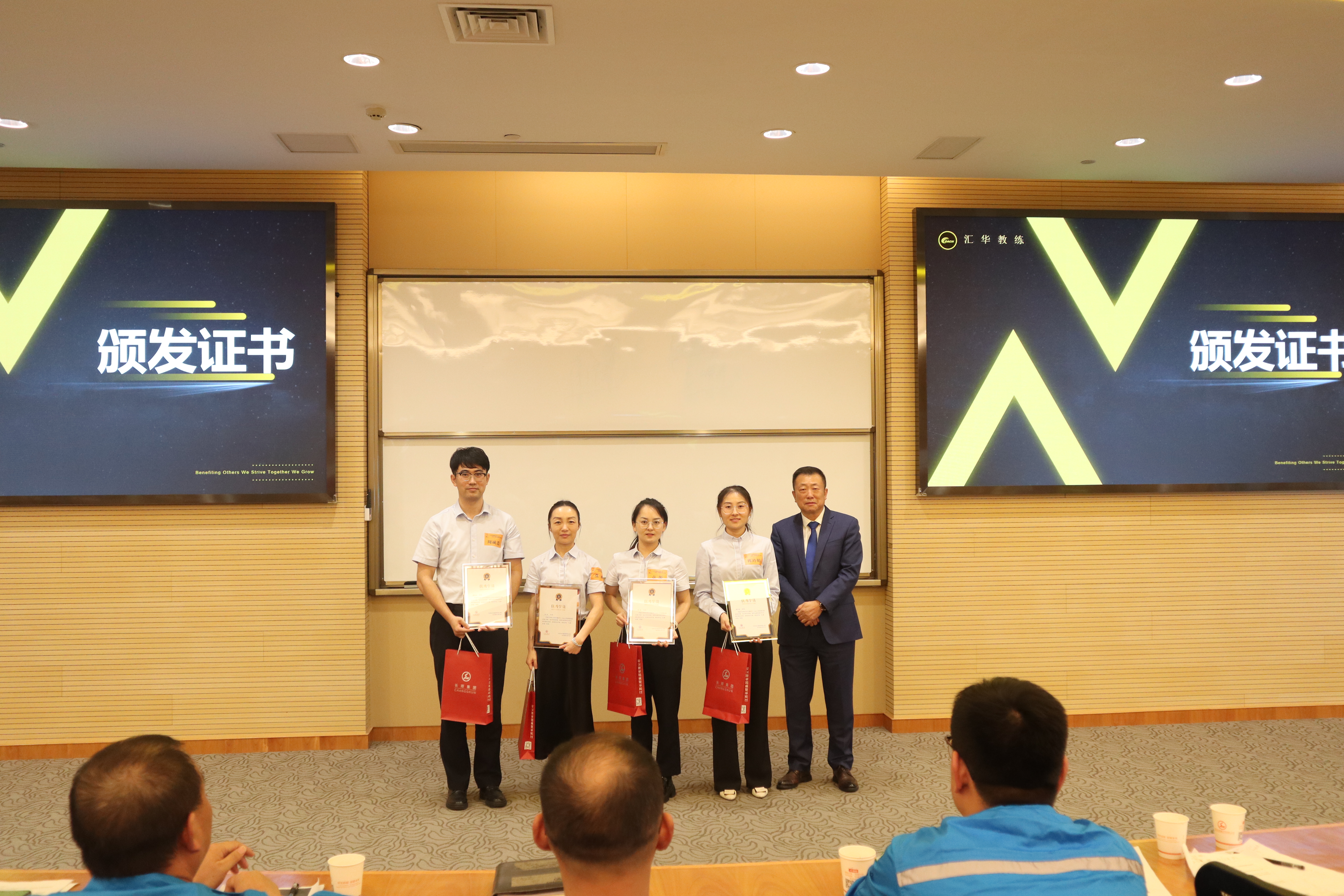 45600873.jpg 优秀学员顾董颁证.JPG