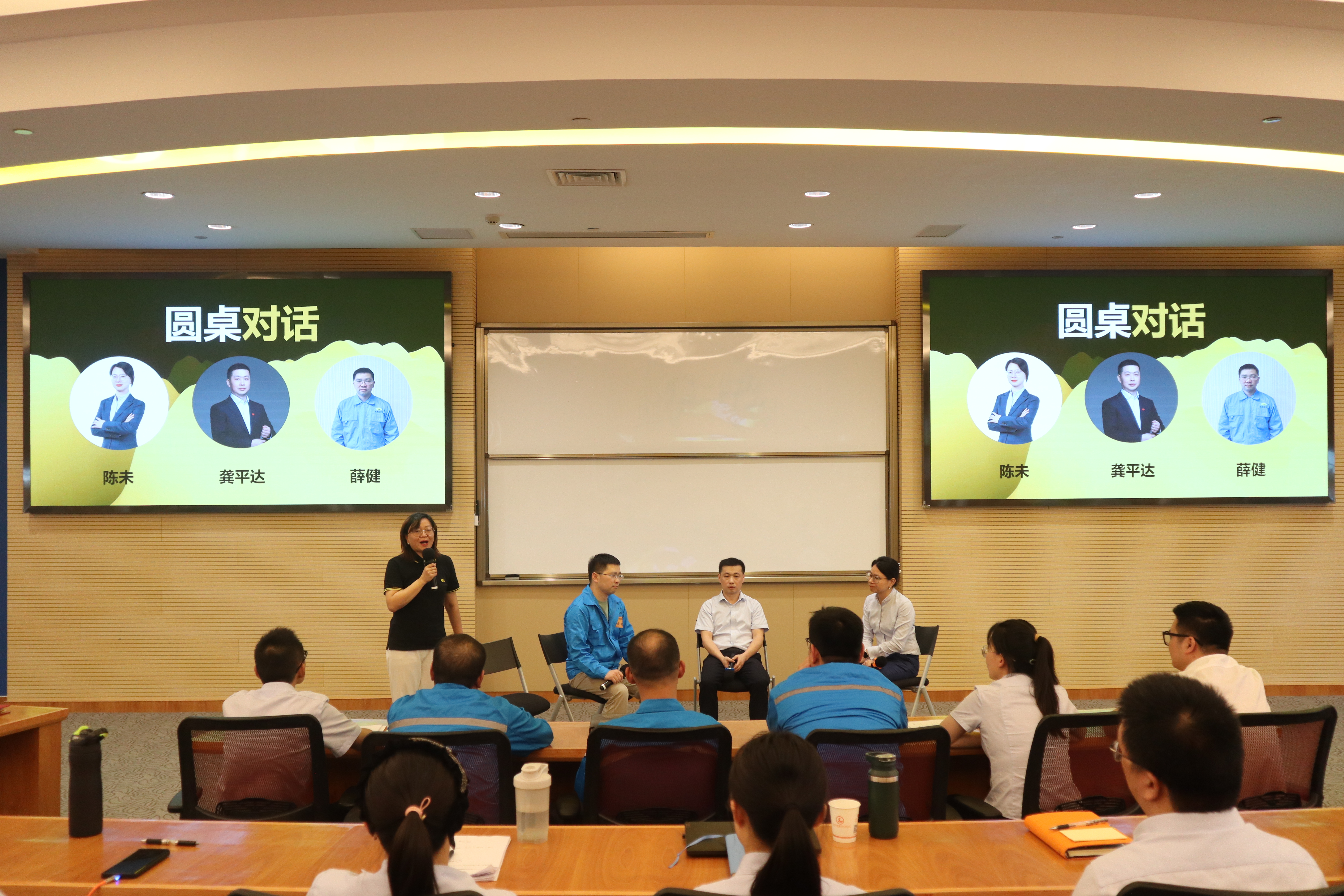 52861527.jpg 圆桌对话.JPG